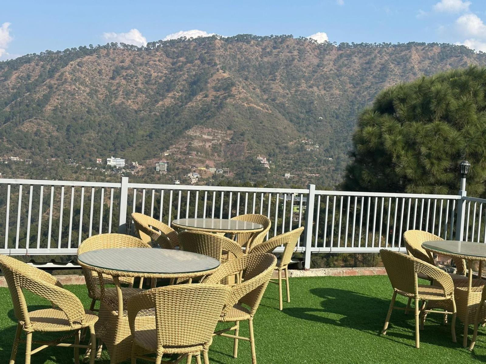 2 Bhk Serviced Luxury Apt & Bonfire & Garden & Pool By Kasauli Vista Buitenkant foto